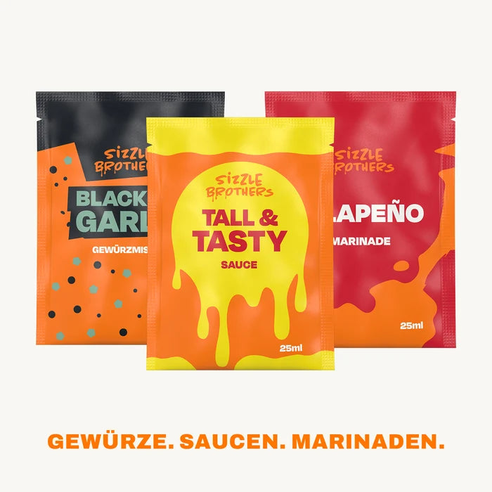 Drei Sachets aus dem SizzleBrothers Adventskalender: Black Garlic Würzmischung, Tall und Tasty Sauce und Jalapeño Marinade
