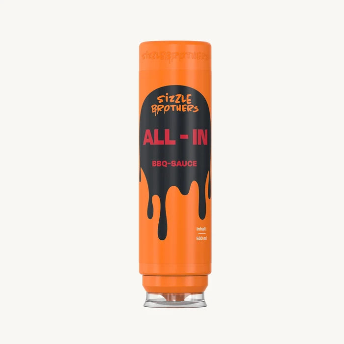 BBQ-Sauce in orangener Flasche mit schwarzem Etikett, Aufschrift 'ALL-IN'.