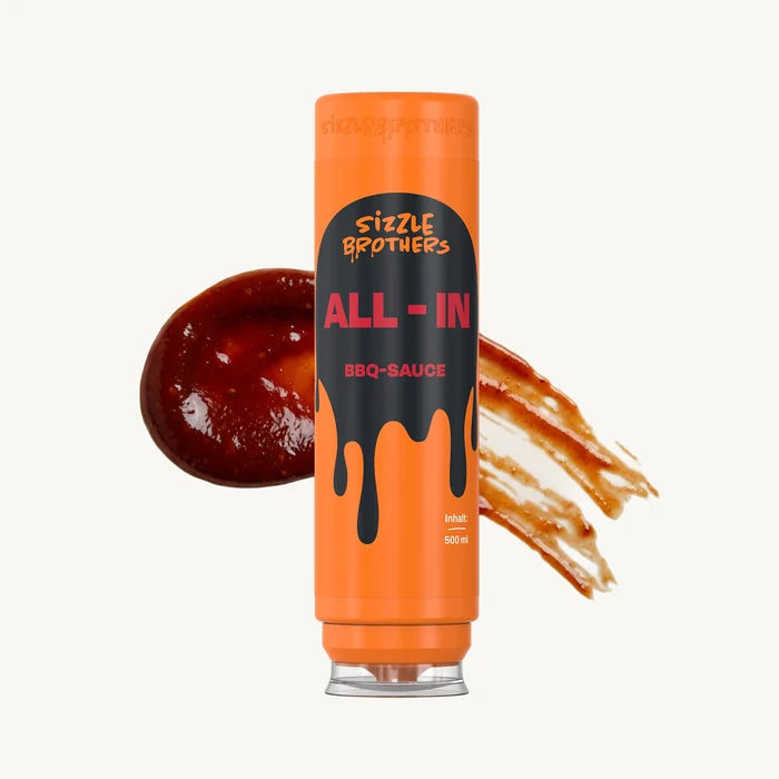 Große Flasche 'ALL-IN' BBQ-Sauce, daneben rote Soße verschmiert.