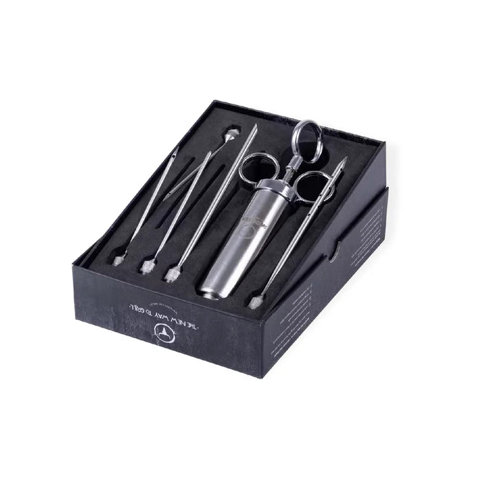 Metallinjektor-Set mit Spritze und sechs Nadeln in schwarzer Verpackung.