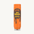SizzleBrothers Bih Mhhh Sauce in der orangefarbenen 500 ml Flasche neben einem Klecks heller Burgersauce