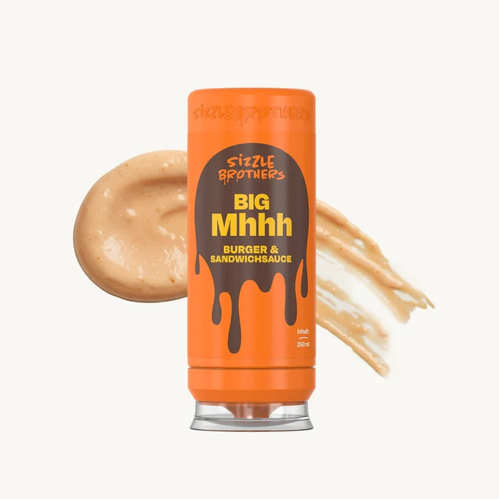 SizzleBrothers Bih Mhhh Sauce in der orangefarbenen 250 ml Flasche neben einem Klecks heller Burgersauce