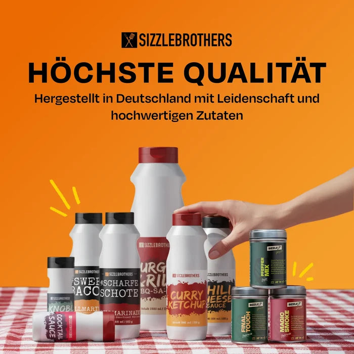 Mehrere Flaschen Saucen vor orangefarbenem Hintergrund, Text: Höchste Qualität, hergestellt in Deutschland.