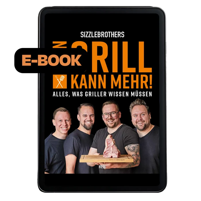 Vier Männer halten ein rohes T-Bone-Steak. Text: 'Grill kann mehr! Alles, was Griller wissen müssen.'