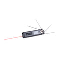 Schwarzes digitales Thermometer mit ausgeklappten Sonden und rotem Laserstrahl.