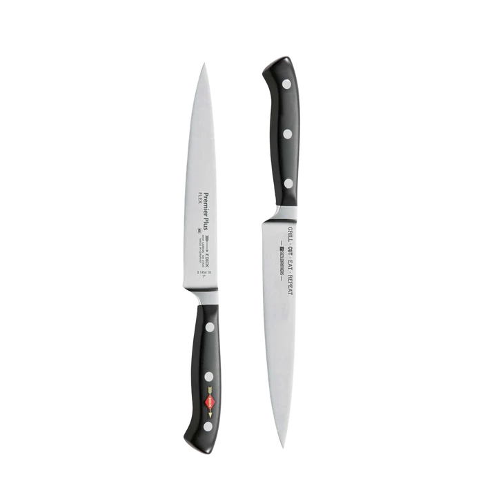 Zwei schwarze Messer mit 18 cm Klinge zueinander gerichtet vor weißem Hintergrund.