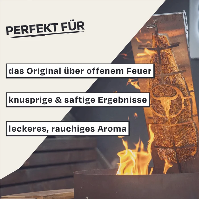 Ein Fisch wird über offenem Feuer gegrillt, goldbraun und rauchend.