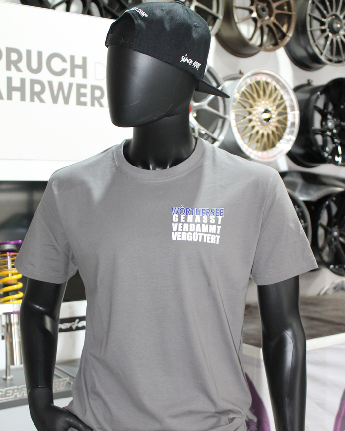 gepfeffert.com - T-Shirt "Wörthersee never dies" 2026 gehasst, verdammt, vergöttert - gepfeffert.com