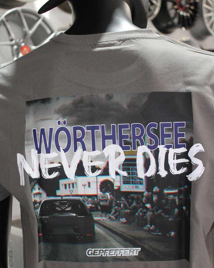 gepfeffert.com - T-Shirt "Wörthersee never dies" 2026 gehasst, verdammt, vergöttert - gepfeffert.com