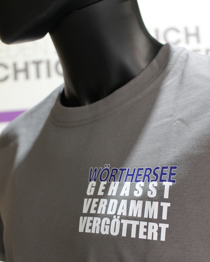 gepfeffert.com - T-Shirt "Wörthersee never dies" 2026 gehasst, verdammt, vergöttert - gepfeffert.com