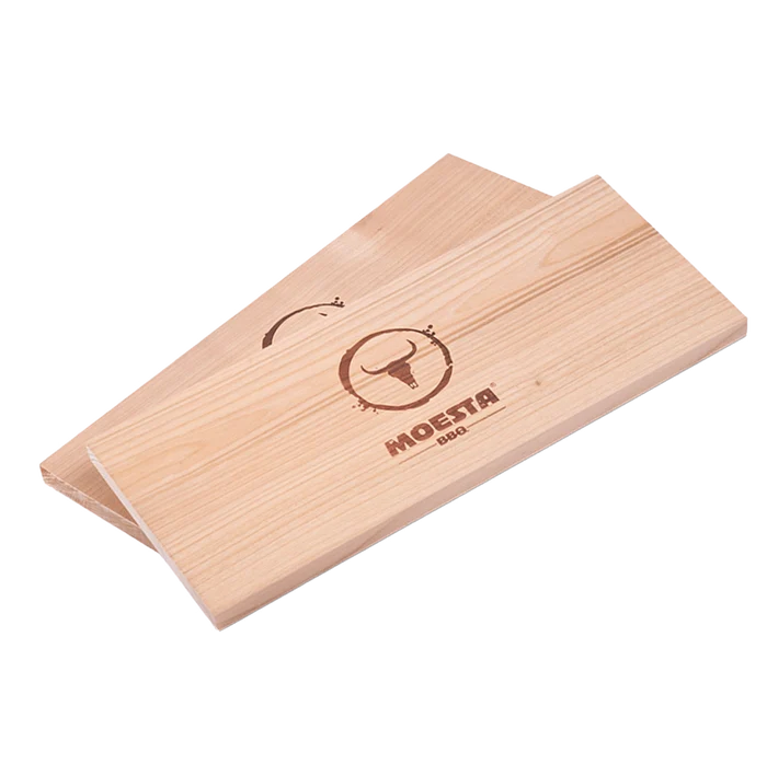 Zwei MOESTA BBQ, hellbraune Holzplanken mit Logo und abgerundeten Ecken.