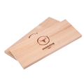 Zwei MOESTA BBQ, hellbraune Holzplanken mit Logo und abgerundeten Ecken.