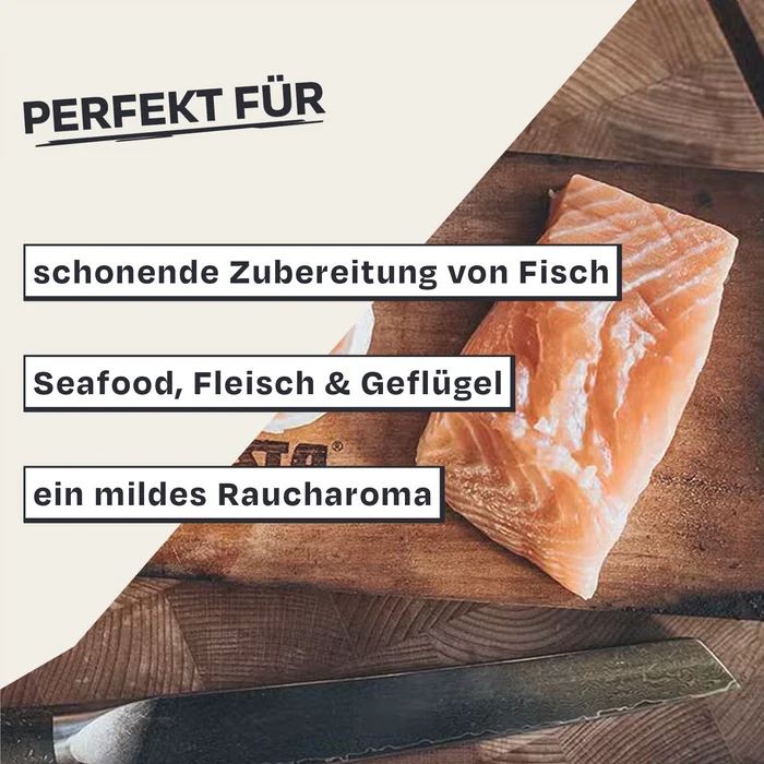 Ein rohes Lachsstück liegt auf einem Holzbrett neben einem Messer.