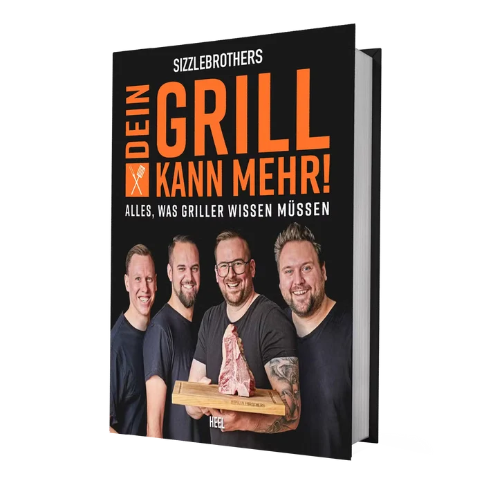 Bild von fünf lachenden Männern mit Grillbuch, Aufschrift 'Dein Grill kann mehr!'.