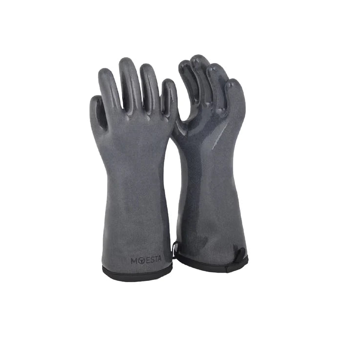 Ein Paar graue hitzebeständige Handschuhe mit Moesta-Logo am Bündchen.
