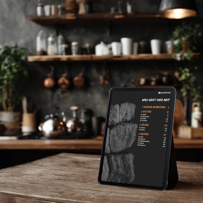 Tablet zeigt Menü, im Hintergrund Regale mit Geschirr und Pflanzen.