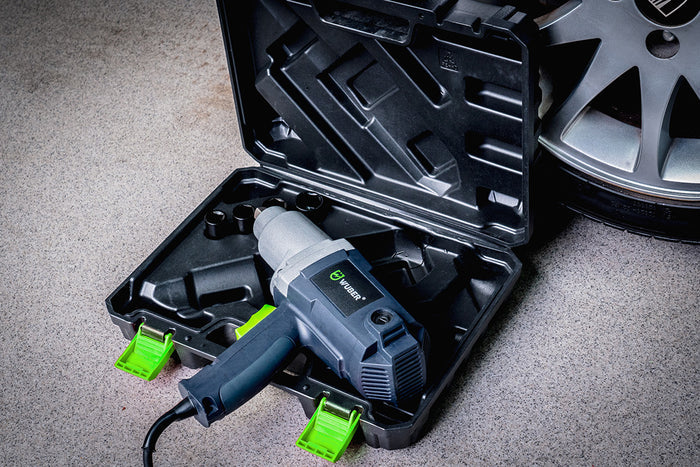 Szaro-czarne elektronarzędzie Sklep narzędziowy WUBER w walizce z kablem, zielonych zaciskach