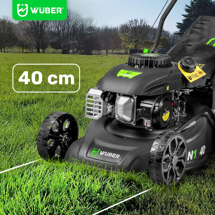Spalinowa kosiarka Wubertools 3 KM z napędem i szerokością cięcia 40 cm na zielonej trawie