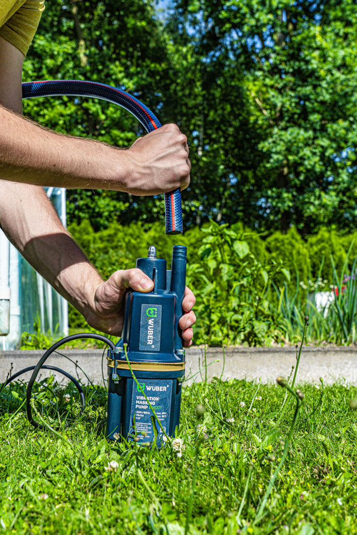 Pompa do wody membranowa górnossąca 1/2" 280 W WUBER w użyciu na trawie