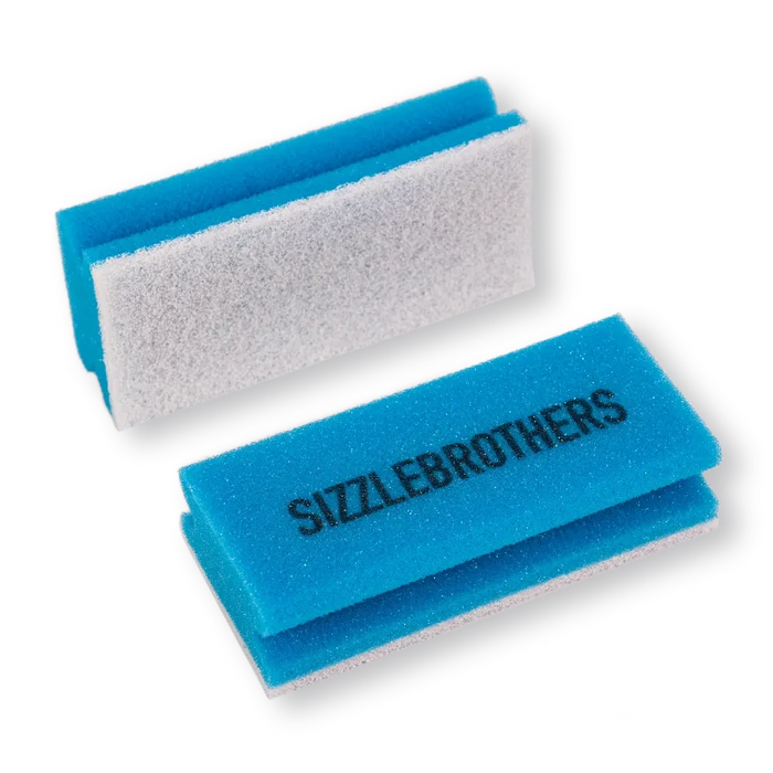 Zwei blaue Schwämme mit weißer Oberfläche, 'SIZZLEBROTHERS' in Schwarz.