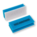 Zwei blaue Schwämme mit weißer Oberfläche, 'SIZZLEBROTHERS' in Schwarz.