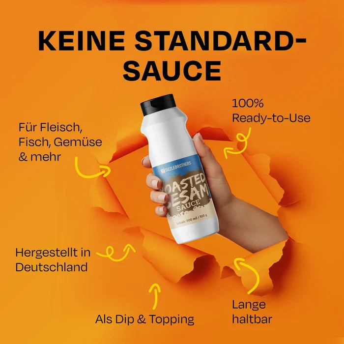 Hand hält Flasche. Text: KEINE STANDARD-SAUCE. Für Fleisch, Fisch, Gemüse. Lange haltbar, 100% Ready-to-Use.