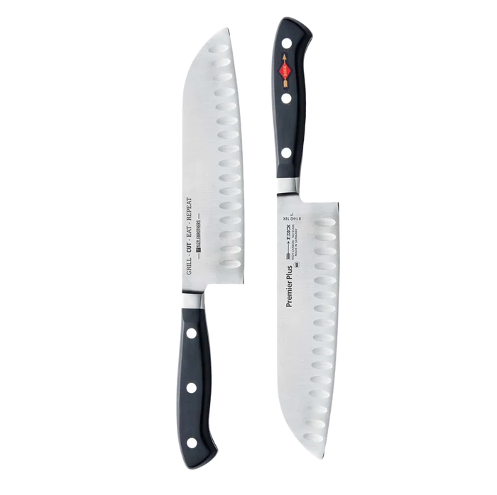 Zwei schwarze Küchenmesser mit Kullenschliff auf weißem Hintergrund.