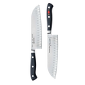Zwei schwarze Küchenmesser mit Kullenschliff auf weißem Hintergrund.