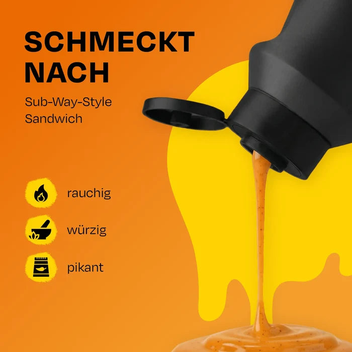 Dunkle Flasche mit gelbem Inhalt fließt aus. Text: SCHMECKT NACH Sub-Way-Style Sandwich.