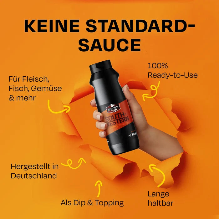 Eine Hand hält eine dunkle Flasche vor orangem Hintergrund. Text: KEINE STANDARD-SAUCE.