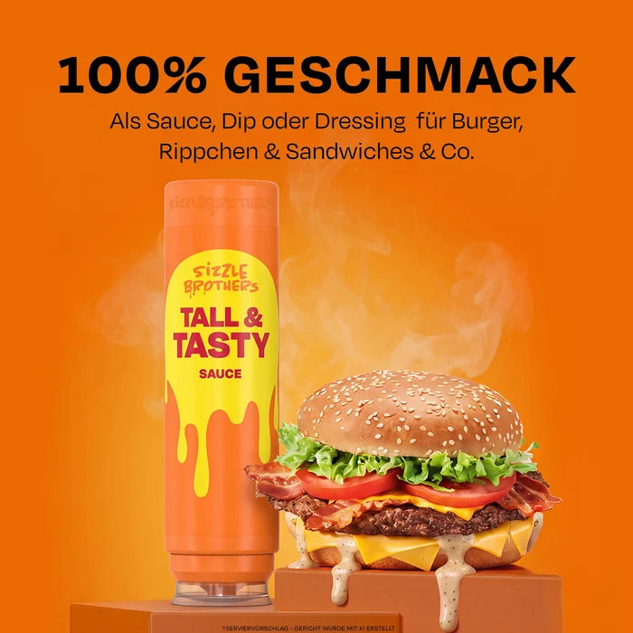 Flasche SizzleBrothers Tall & Tasty Sauce neben einem dampfenden Burger mit Sesambrötchen, Salat, Tomate, Speck und Käse vor orangefarbenem Hintergrund mit Text '100% GESCHMACK Als Sauce, Dip oder Dressing für Burger, Rippchen & Sandwiches & Co.'