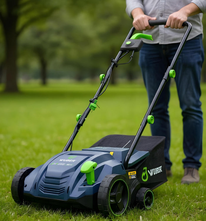 Zielono-szara kosiarka elektryczna WUBER do trawnika z zielonymi kołami na zielonej trawie